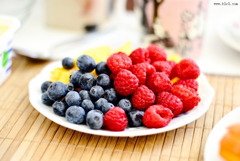 放在一起的草莓和蓝莓图片