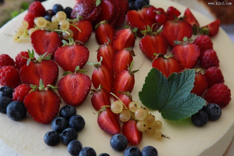 放在一起的草莓和蓝莓图片