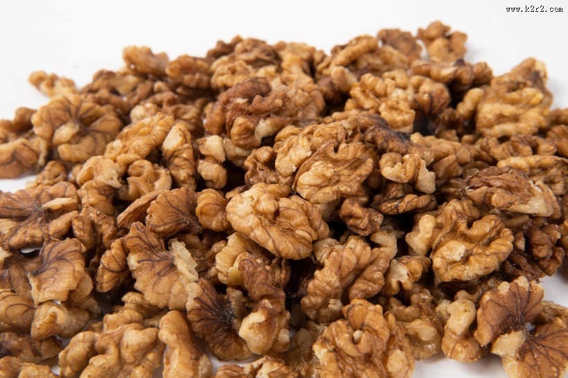 美味好吃剥开的核桃仁图片