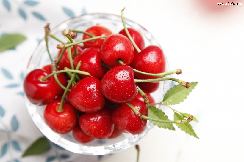 放到桌上的新鲜水果图片大全