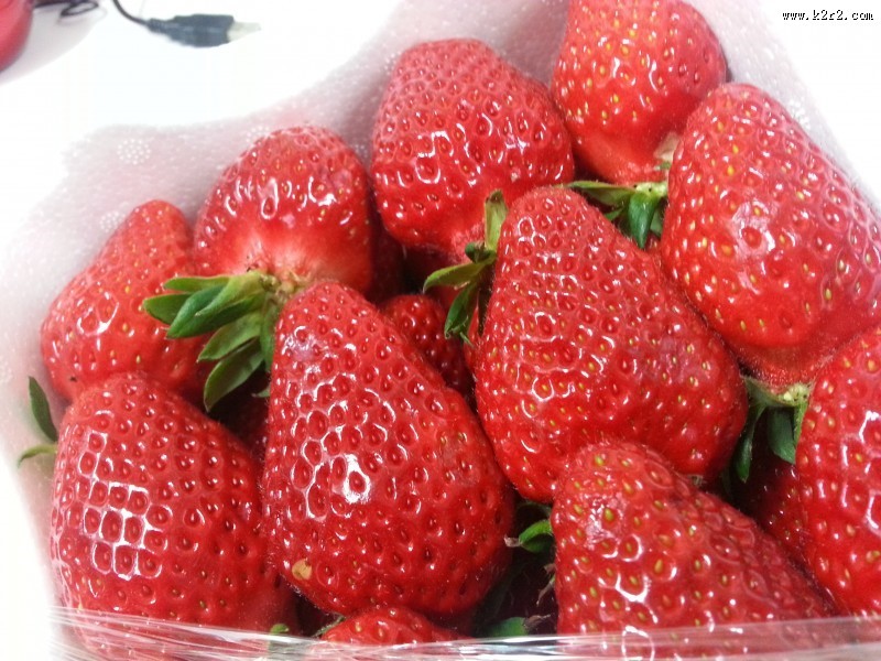 颜色鲜红的草莓图片