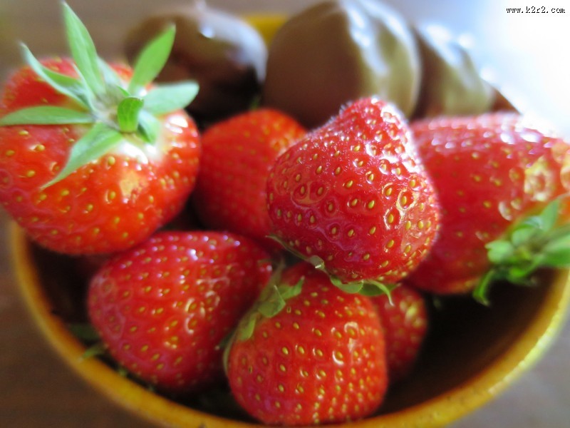 颜色鲜红的草莓图片