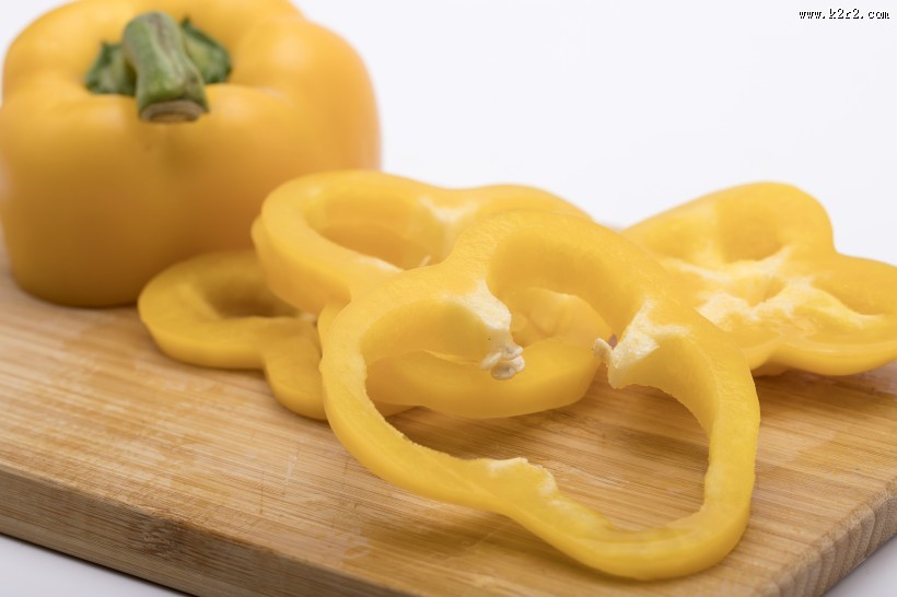 切开的灯笼一样的彩椒图片