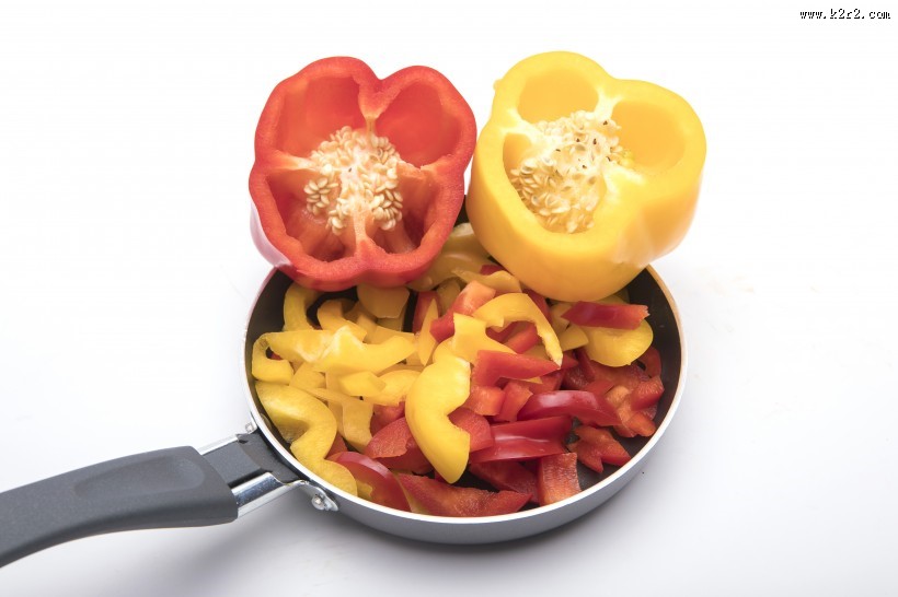 切开的灯笼一样的彩椒图片