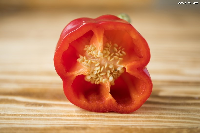 切开的灯笼一样的彩椒图片