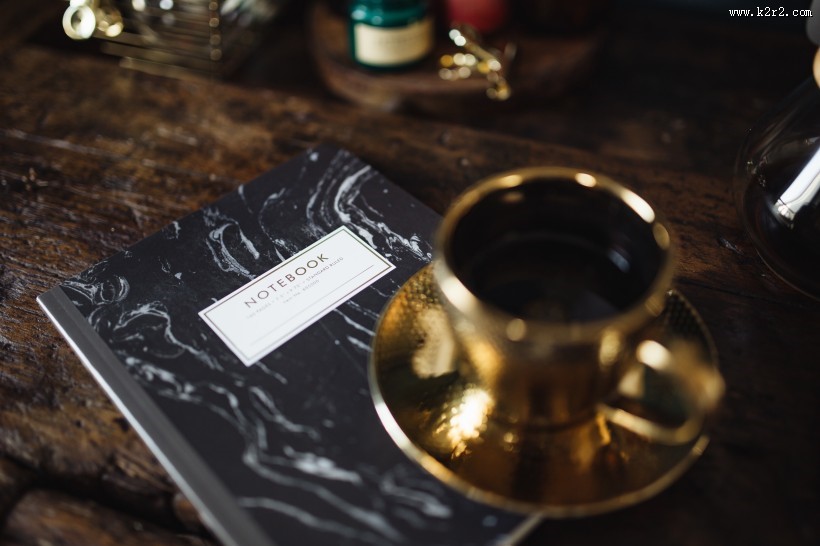 咖啡摆放在桌面上的图片