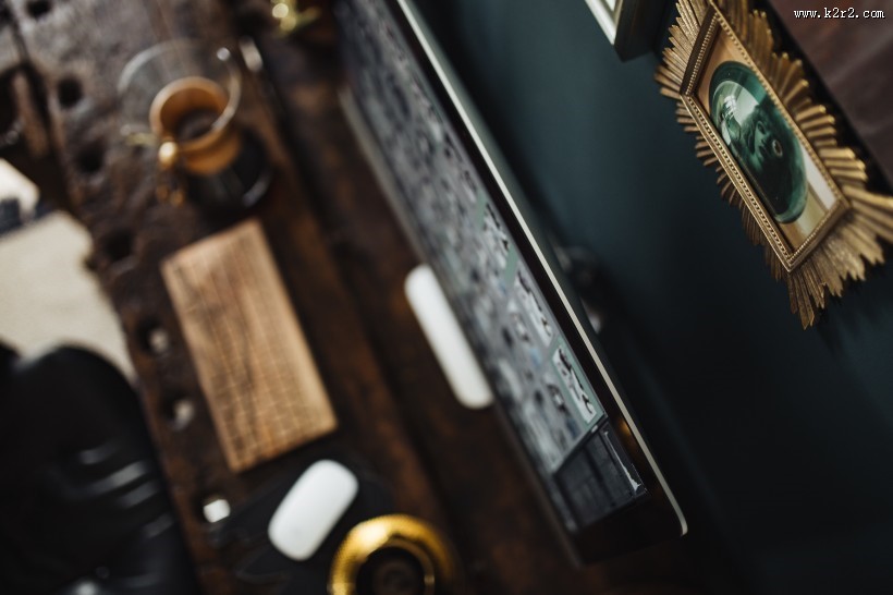 咖啡摆放在桌面上的图片