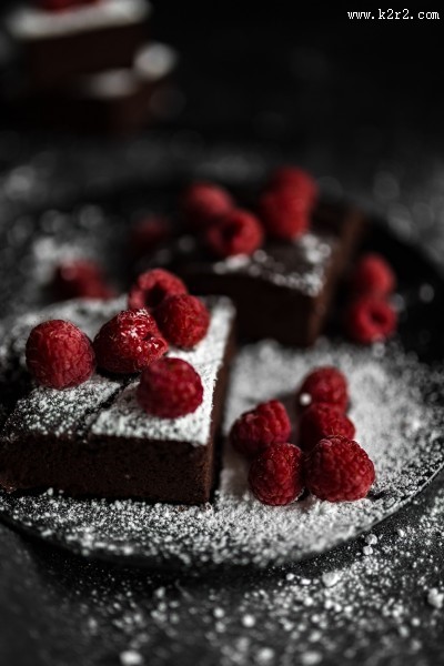 正在制作的树莓巧克力蛋糕图片