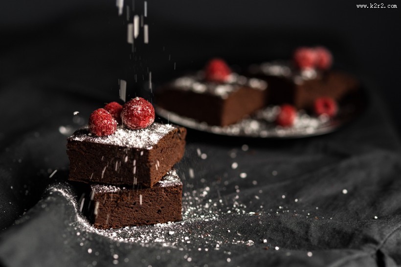 正在制作的树莓巧克力蛋糕图片