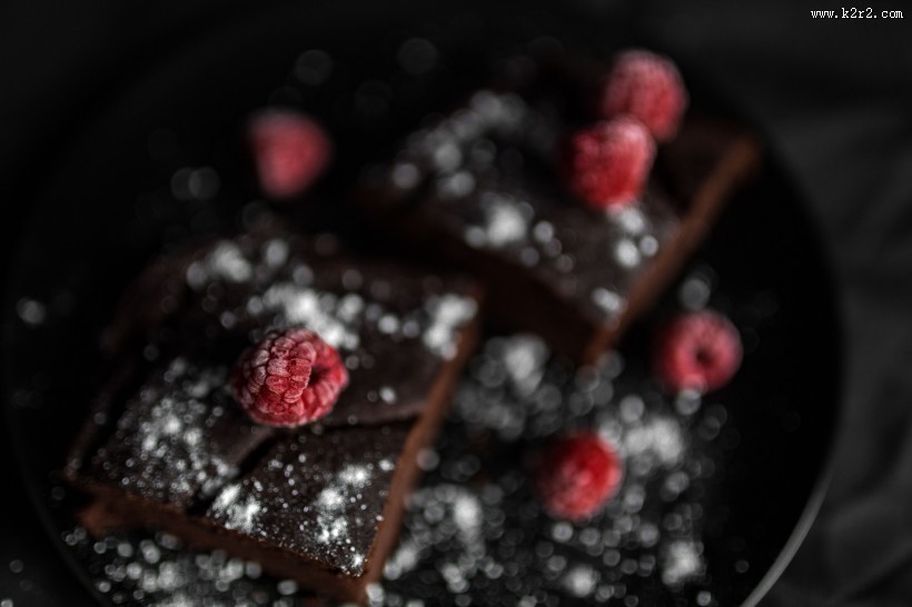 正在制作的树莓巧克力蛋糕图片