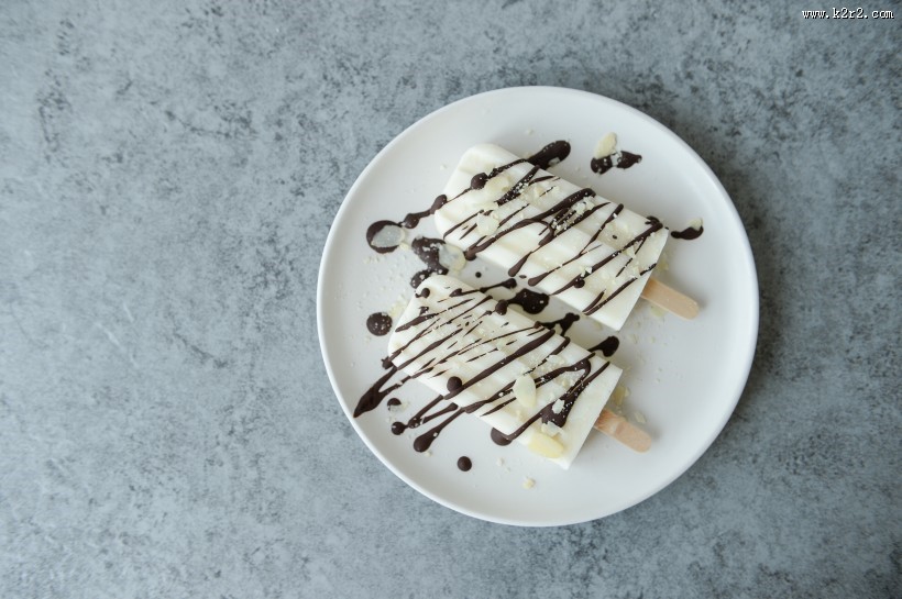 夏日清凉的彩色冰棒图片