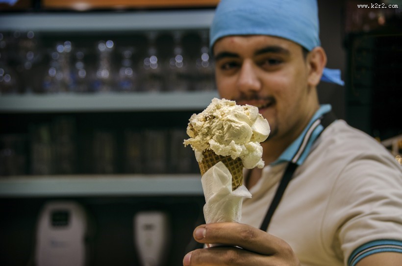 清凉甜蜜的甜筒冰激凌图片