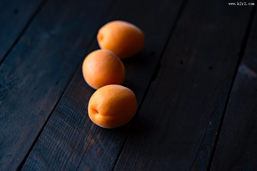 黄澄澄的杏子图片