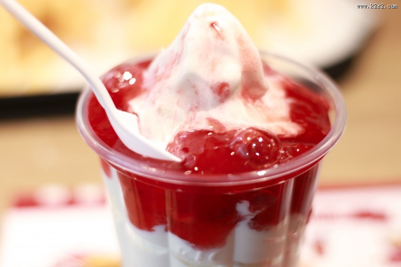 美味可口的圣代冰激凌图片