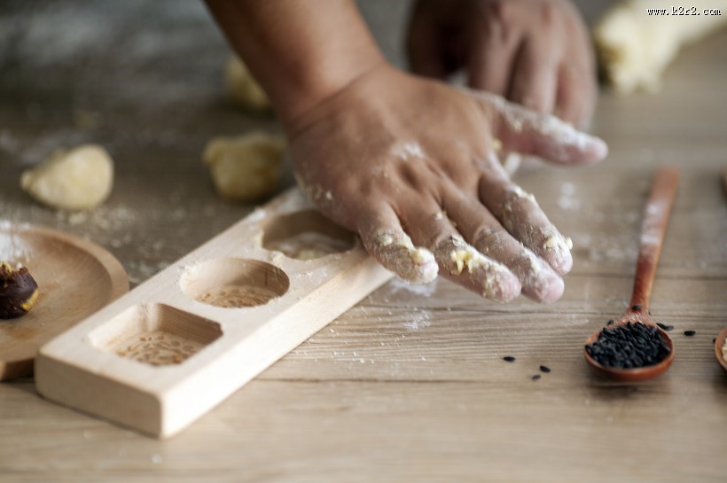 中秋节制作手工月饼图片