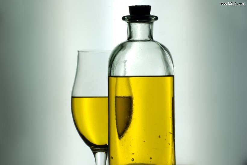 优质清透的橄榄油图片