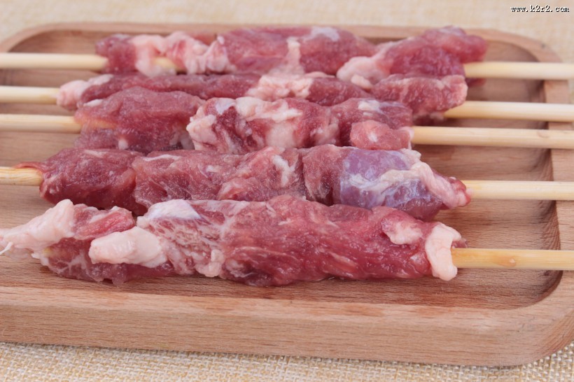 用竹签穿好的新鲜羊肉串图片