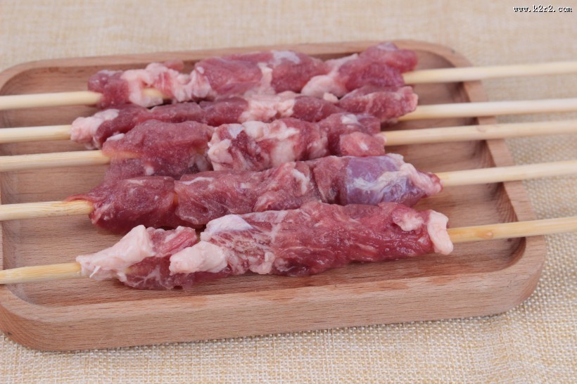 用竹签穿好的新鲜羊肉串图片