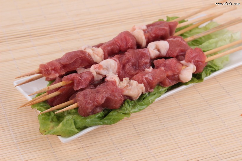 用竹签穿好的新鲜羊肉串图片