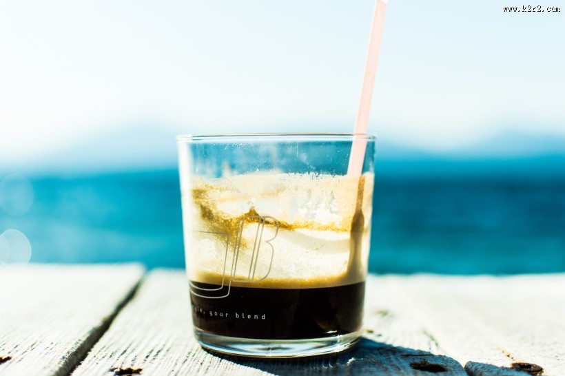 玻璃杯中的咖啡图片