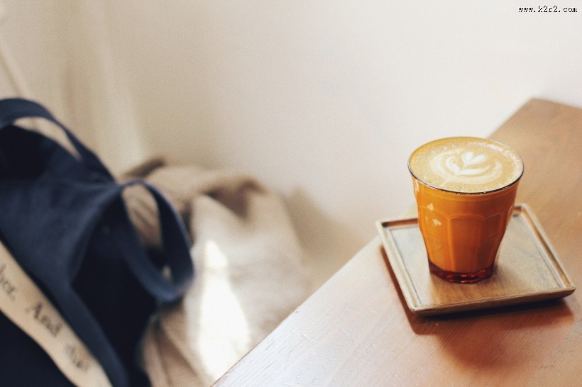 玻璃杯中的咖啡图片