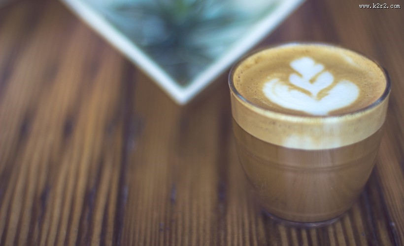 玻璃杯中的咖啡图片