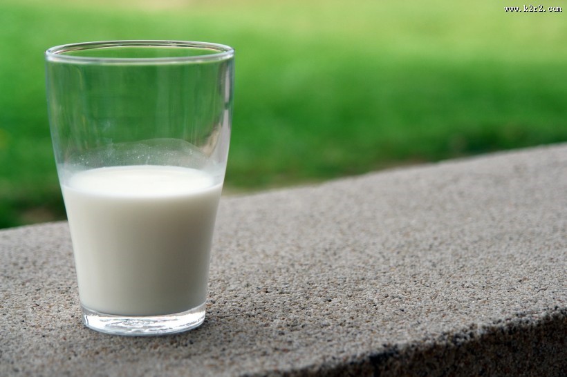 白色的纯牛奶图片