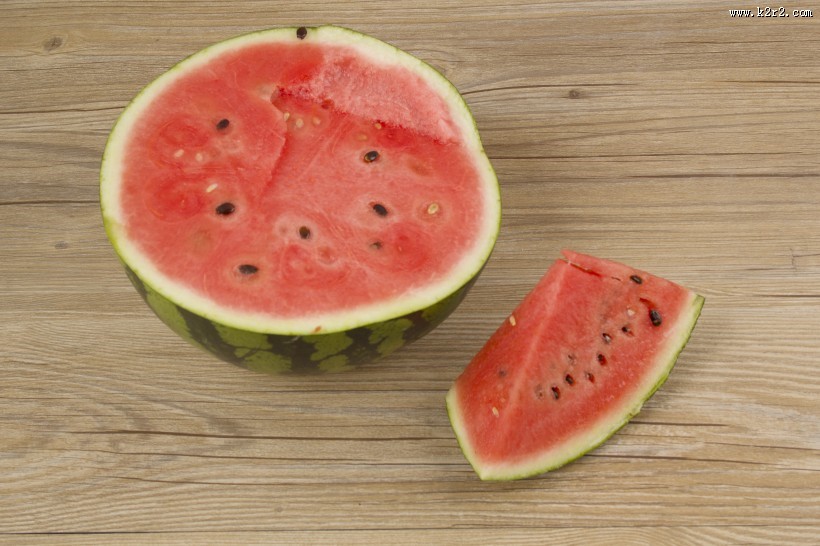 新鲜清凉解暑切开的西瓜图片大全
