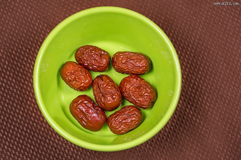 晒干的健康营养大红枣图片