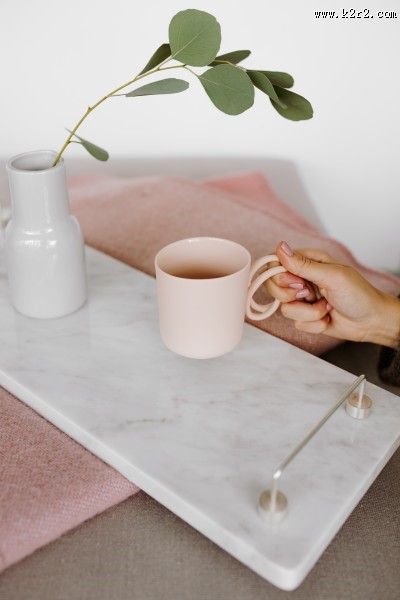 装有银色把柄的大理石图片