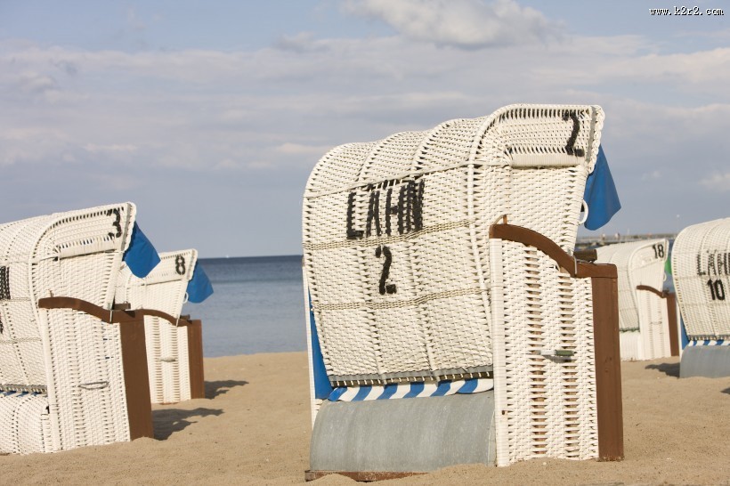 排列在沙滩上的沙滩椅图片大全