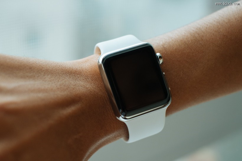 戴在手腕上的智能手表图片