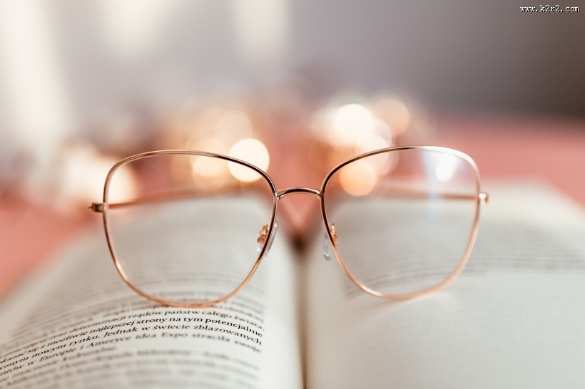 书本和眼镜的图片