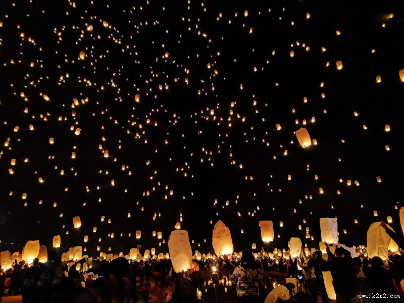 夜空中明亮的孔明灯图片