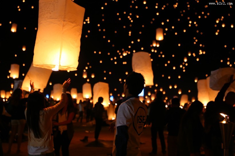 夜空中明亮的孔明灯图片