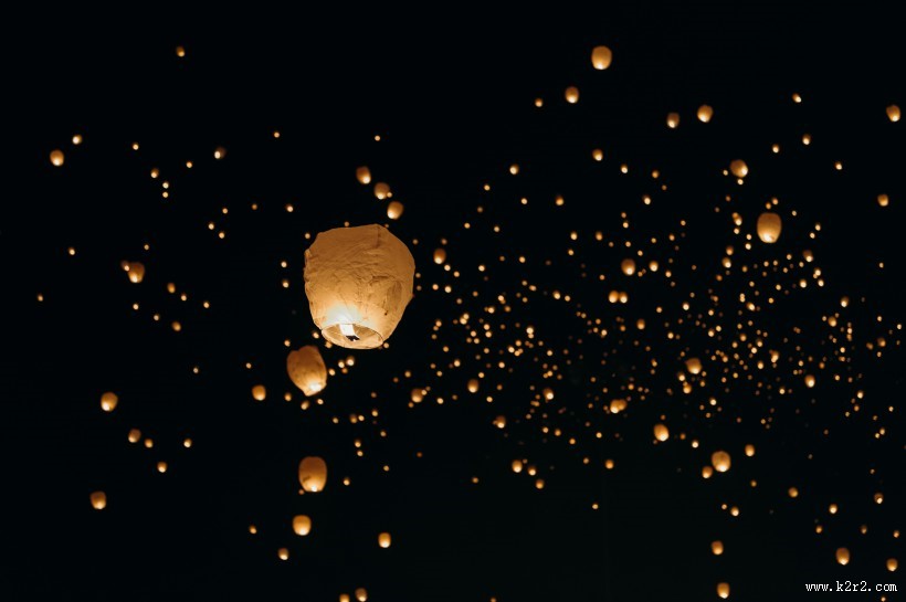 夜空中明亮的孔明灯图片