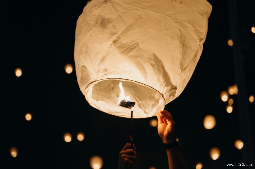 夜空中明亮的孔明灯图片