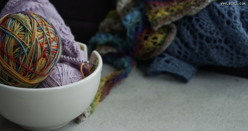 卷成团或球的毛线图片