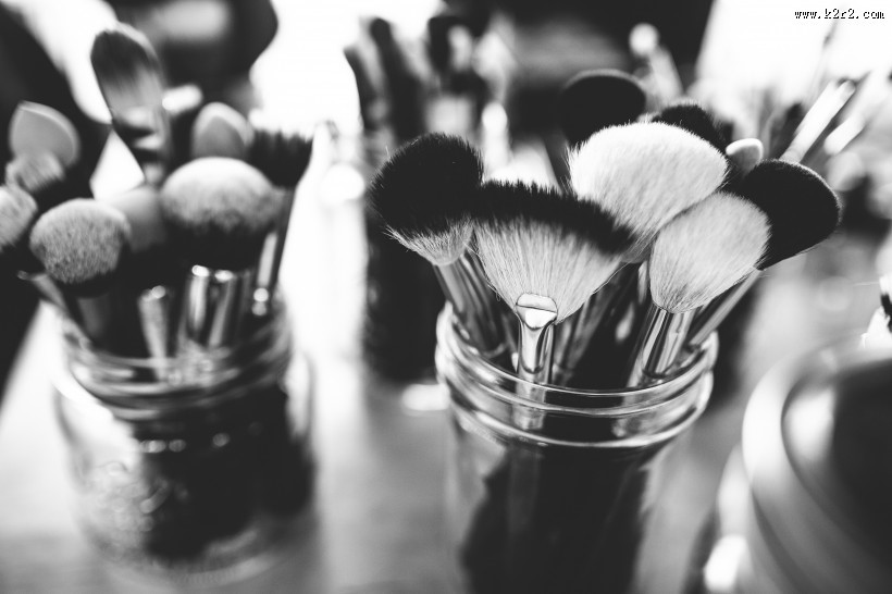 化妆品和化妆工具的图片