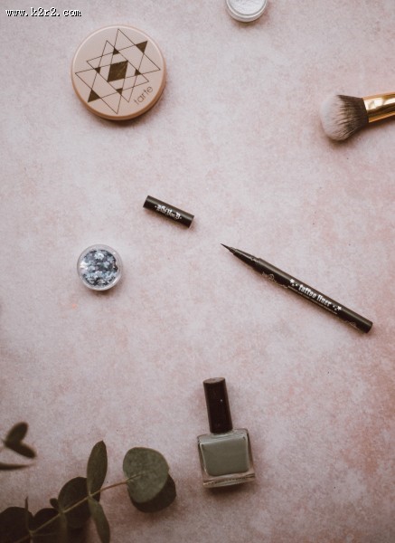 化妆品和化妆工具的图片