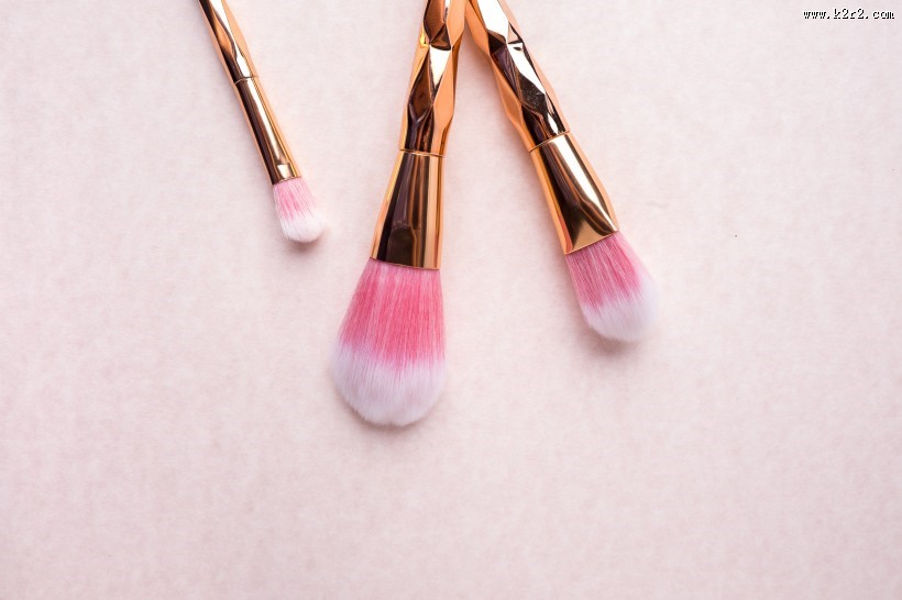 化妆品和化妆工具的图片