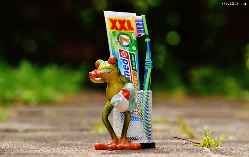各种各样的牙刷和牙膏图片