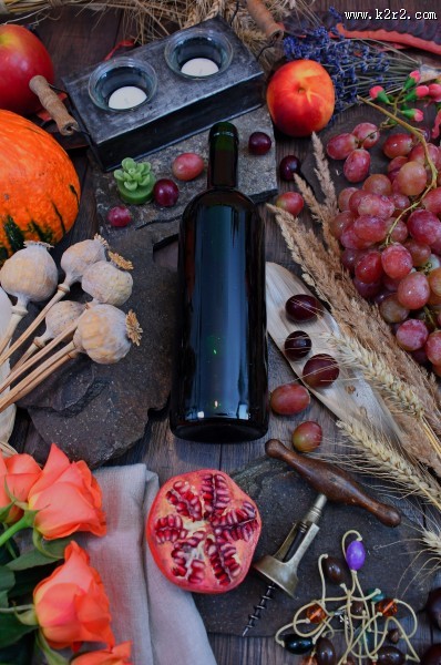 桌子上的酒瓶图片