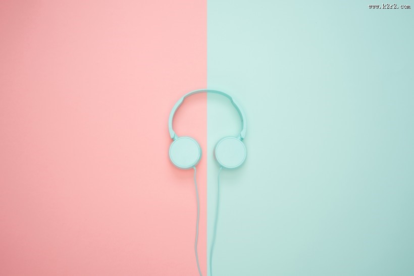 粉蓝背景的物品特写图片