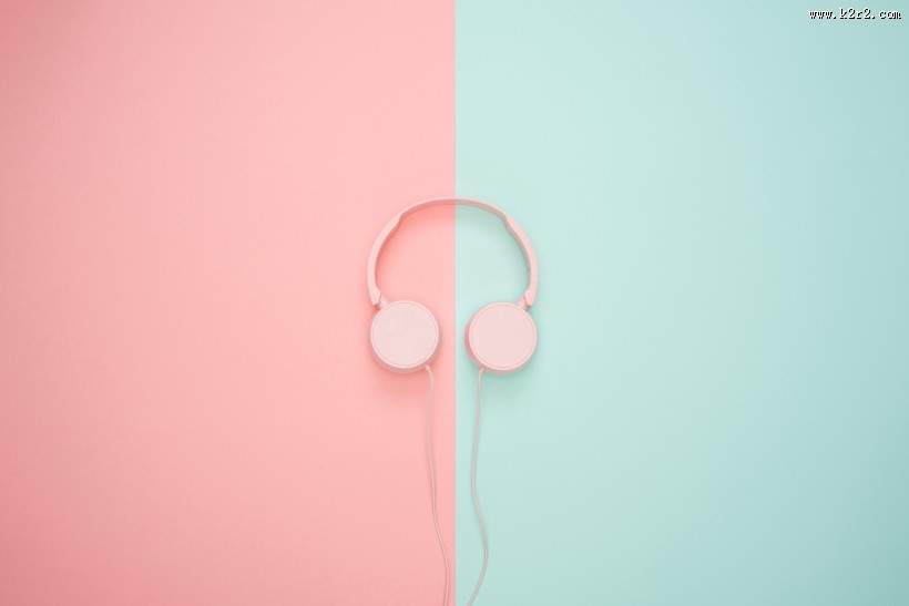 粉蓝背景的物品特写图片