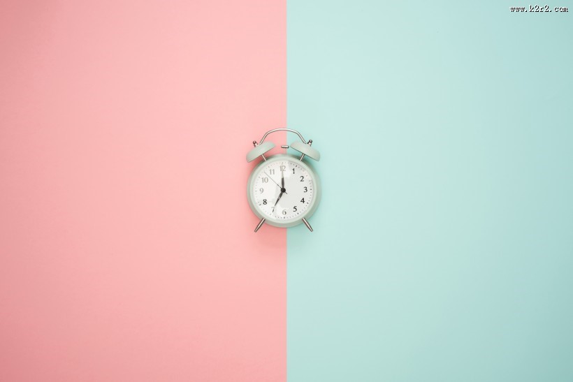 粉蓝背景的物品特写图片