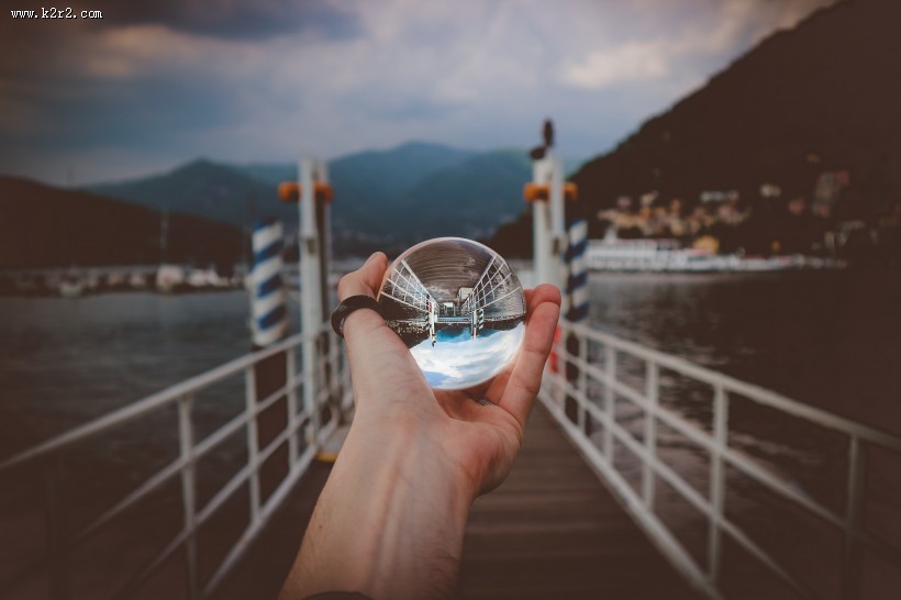 手拿透明玻璃球的图片大全