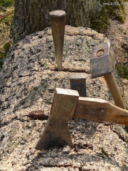 锋利厚重的斧头图片