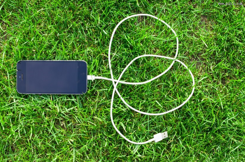 草地上的手机图片