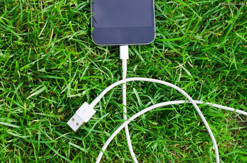 草地上的手机图片